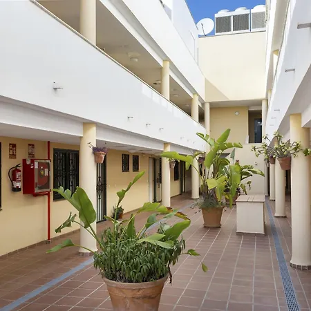 Charming 2-bedroom With Terraces & Pool In Torrequebrada *
