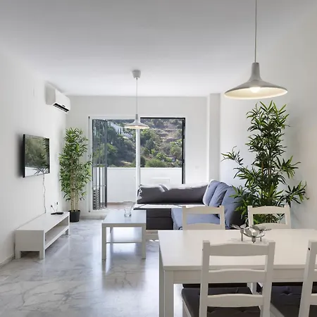 Charming 2-bedroom With Terraces & Pool In Torrequebrada