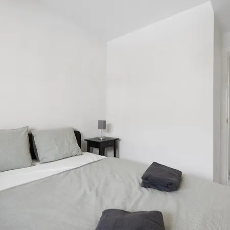 Charming 2-bedroom With Terraces & Pool In Torrequebrada *